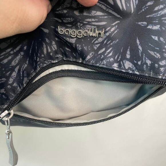Baggallini Onyx Floral Flip Zip Crossbody Bag - Picture 8 of 12
